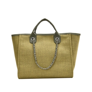Grand sac cabas en toile vert olive avec texture en tissu et chaîne métallique argentée