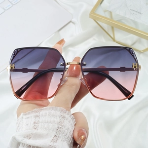 Fashionable oversized metal sunglasses with purple gradient lenses and H logo detail