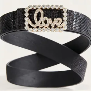 Dettaglio cintura nera con paillettes e fibbia Love con strass per abiti e cappotti