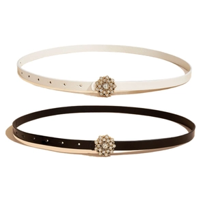 Lot de deux fines ceintures en cuir verni noir et blanc avec boucles fleurs en strass brillants