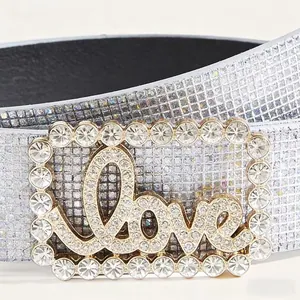 Dettaglio di una cintura in paillettes argento con fibbia Love e cristalli luccicanti
