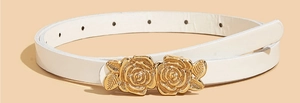 Dettaglio della cintura in pelle bianca con fibbia a rosa dorata elegante e floreale