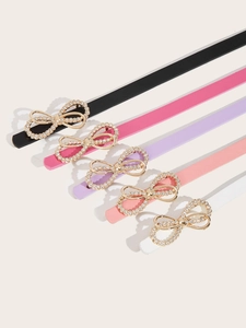 Set mit fünf schmalen bunten Mädchengürteln mit funkelnden Strass-Schleifenschnallen