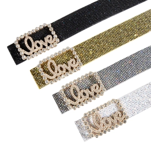 Cinture con strass Y2K scintillanti in nero, oro, argento e bianco con fibbia Love