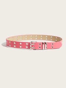 Détail d'une ceinture punk rose avec œillets métalliques en étoile et boucle argentée