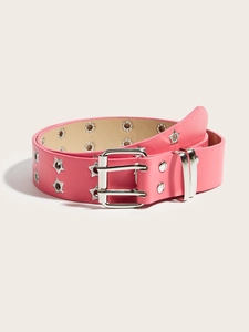Détail d'une ceinture punk rose avec œillets en forme d'étoile et boucle double