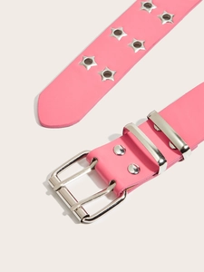 Détail de la ceinture punk rose avec œillets d'étoiles argentées et boucle en métal