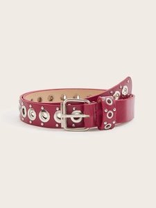 Dettaglio cintura punk in pelle rossa con occhielli in metallo e fibbia quadrata classica
