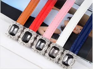 Détail de ceintures en cuir verni colorées avec boucles vintage à strass en cinq couleurs
