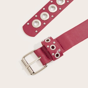 Cintura punk in pelle rosso rosa con occhielli in metallo argento e fibbia classica