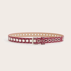 Cintura punk rosso scuro alla moda con occhielli e borchie argentate e fibbia in metallo