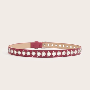 Cintura punk in pelle rosa con occhielli argentati e borchie disposta in forma circolare