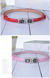 Détail de ceintures fines rouges et roses avec boucles en métal vintage et pierres