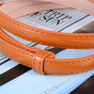 Ceinture fine en cuir verni orange pour femme avec boucle et surpiqûres élégantes