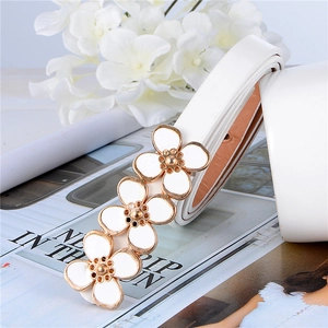 Eleganter weißer Damen-Schmalgürtel mit goldener Blumenschnalle und stilvollem Design