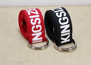 Detalle de cinturones de lona de nailon rojos y negros con texto KINGSIZE y hebillas de doble D