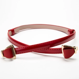 Fine ceinture en cuir verni rouge avec boucle papillon dorée pour robe femme