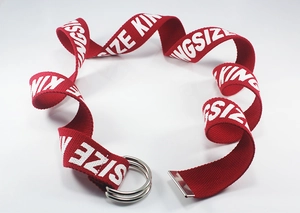 Detalle del cinturón de nailon rojo con estampado de letras y hebilla de doble anilla plateada
