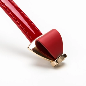 Ceinture pour femme en cuir verni rouge brillant avec une boucle papillon dorée élégante