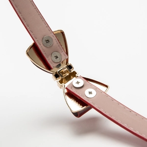 Ceinture fine pour femme avec boucle papillon dorée et détails de structure à vis