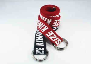 Detalle de cinturones de nailon negro y rojo con letras SIZE KING y hebillas de doble anilla D