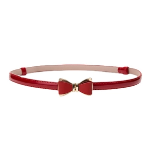 Ceinture fine en cuir verni rouge élégante avec boucle nœud dorée pour femme