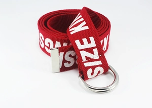 Detalle de un cinturón de lona de nailon rojo con estampado de letras y hebilla de doble anillo D