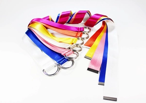 Detail bunter gewebter Nylon-Gürtel mit Doppel-D-Ring-Metallschnallen in kräftigen Farben