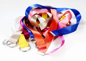 Detail gestapelter farbiger gewebter Nylon-Gürtel mit silbernen D-Ring-Schnallen