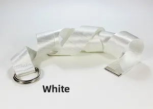 Detailansicht weißer gewebter Nylon-Canvas-Gürtel mit silberner Doppel-D-Ring-Metallschnalle