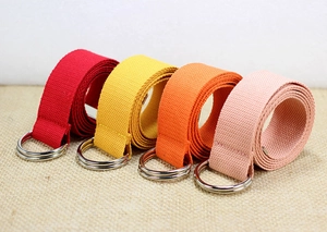 Vue détaillée de ceintures en toile de nylon dense en rouge, jaune, orange et rose