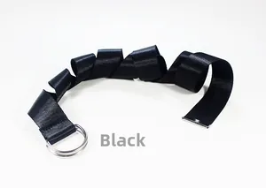Detail eines schwarzen Nylon-Gürtels mit Doppel-D-Ringschnalle und verstärkter Metallspitze