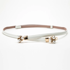 Cintura sottile da donna bianca con fibbia di perle e strass in ecopelle lucida