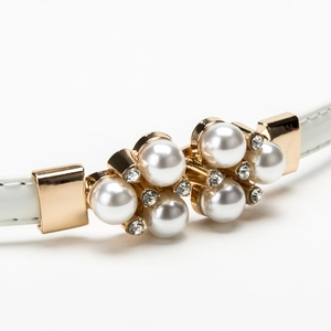 Elegante cintura in pelle bianca da donna con fibbia in perle dorate e strass