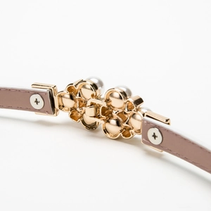 Cintura da donna in pelle rosa con fibbia a fiore dorato e perla per abiti