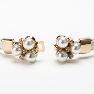 Cintura da donna con fibbia in metallo dorato, eleganti perle finte e strass luccicanti