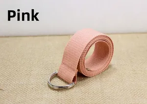 Détail d'une ceinture en toile tissée rose avec boucle métallique double anneau en D