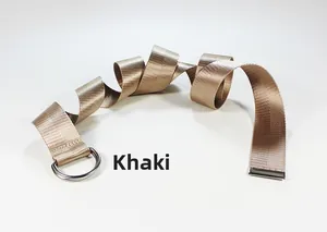 Detail eines khakifarbenen geflochtenen Leinengürtels mit doppelter D-Ring-Schnalle
