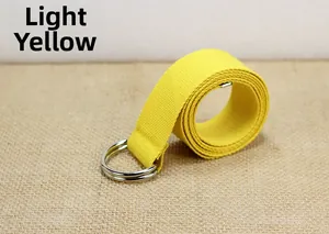 Gros plan détaillé d'une ceinture en toile de nylon jaune clair avec boucle double anneau en D