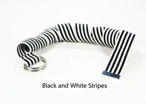 Détail d'une ceinture en toile à rayures noires et blanches avec boucle double D en métal
