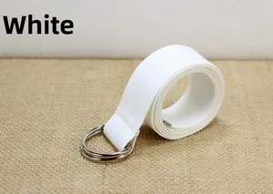 Détail de la ceinture en toile de nylon blanc avec boucles doubles en D et texture tissée