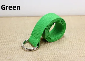 Détail de la ceinture en toile verte avec boucles robustes en métal à double anneau en D