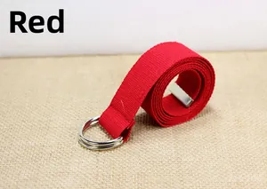 Détail d'une ceinture en toile de nylon rouge avec boucle double anneau en D sur lin