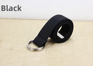 Détail d'une ceinture en toile noire avec boucle double anneau en D et bout métallique