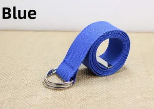 Gros plan sur la ceinture en toile de nylon bleue avec boucle en métal double D et tissage