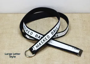 Vue détaillée de la ceinture en nylon noir avec lettrage blanc et boucle en métal D-ring