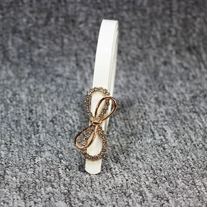 Eleganter weißer Damen-Schmalgürtel aus Lackleder mit goldener Strass-Schleifenschnalle