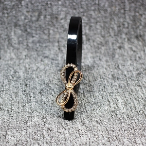 Schmaler schwarzer Lackleder-Gürtel für Damen mit goldener Strass-Schleifenschnalle