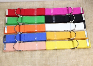 Détail de sangles de yoga colorées avec anneaux en D métalliques et bordures renforcées