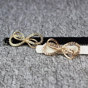 Schmaler Lackleder-Taillengürtel mit strassbesetzter goldener Schleifenschnalle für Damen